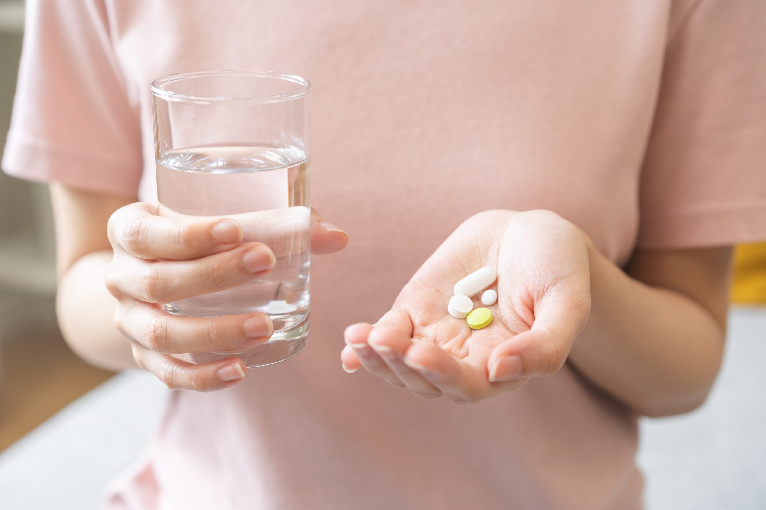 鎮痛剤を飲む女性